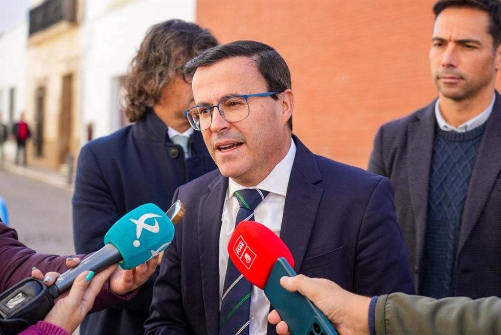 El candidato socialista a la Presidencia de la Junta de Extremadura, Miguel Ángel Gallardo, atiende a los medios en Villafranca de los Barros (Badajoz)