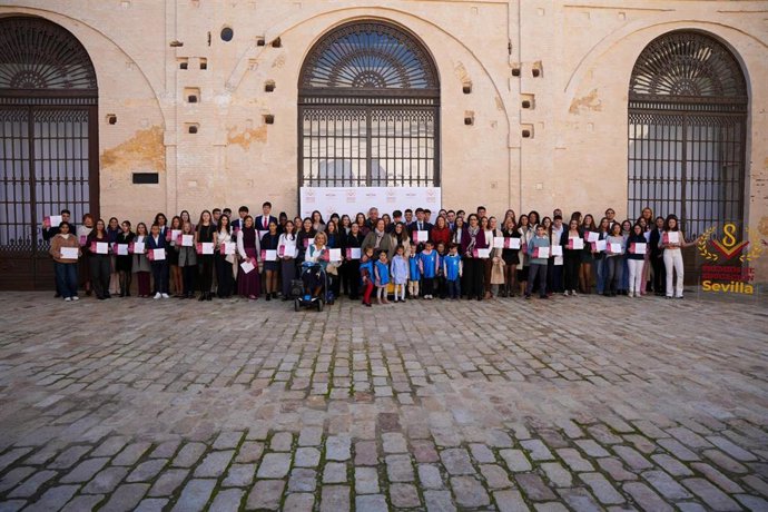 Reconocimiento a la comunidad educativa en la I Gala de la Educación impulsada por el Ayuntamiento.