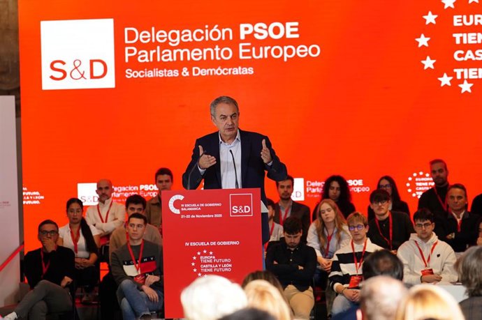El expresidente del Gobierno, José Luis Rodríguez Zapatero, durante la segunda jornada de la Escuela de Gobierno del PSOECyL, en el Palacio de Fonseca, a 22 de noviembre de 2025, en Salamanca, Castilla León (España)