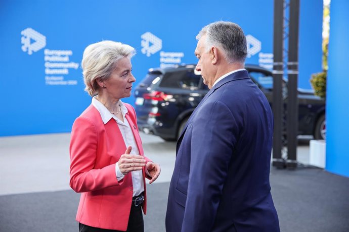 Archivo - HANDOUT - 07 de novembro de 2024, Hungria, Budapeste: O primeiro-ministro da Hungria, Viktor Orban (à direita), dá as boas-vindas à presidente da Comissão Europeia, Ursula von der Leyen, em sua chegada para a Cúpula da Comunidade Política Europe