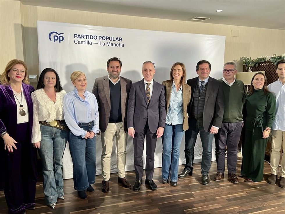 La vicesecretaria nacional de Sanidad y Política Social del Partido Popular, Carmen Funez, junto al presidente del PP Paco Núñez en el Congreso del PP de Puertollano.