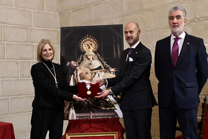 La alcaldesa de Jerez, María José García-Pelayo, entrega la Medalla de Oro de la ciudad a la Virgen de las Angustias.