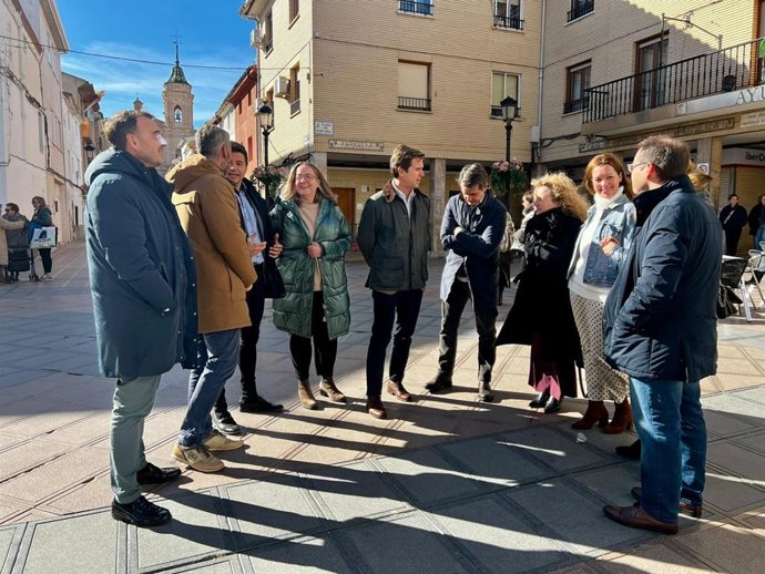 El presidente provincial de Zaragoza Ramón Celma, en el centro, y el diputado nacional Pedro Navarro, en su comparecencia en María de Huerva.