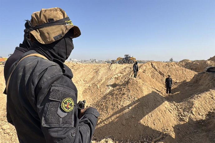 21 de novembro de 2025, Dair El-Balah, Faixa de Gaza, Território Palestino: Membros da Saraya al-Quds e equipes, afiliados à delegação egípcia, continuam seus esforços de busca para localizar o corpo de um cidadão israelense que, segundo informações, está