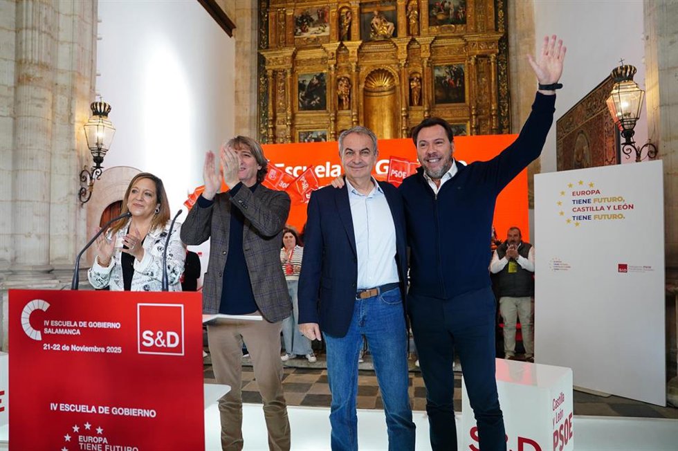 La presidenta de la Alianza Progresista europea, Iratxe García (i), el ministro de Transportes, Óscar Puente (d), el expresidente del GobiernoJosé Luis Rodríguez Zapatero (2d), y el secretario general del PSCyL, Carlos Martínez (2i)