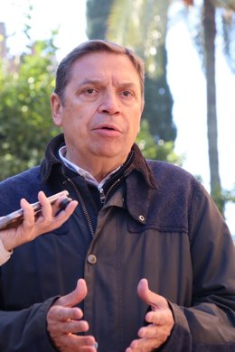 El ministro de Agricultura, Pesca y Alimentación, Luis Planas, atendiendo a los medios.