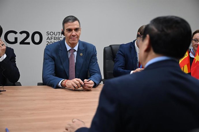 El presidente del Gobierno, Pedro Sánchez (i), durante su asistencia a la cumbre del G-20, a 22 de noviembre de 2025, en Johannesburgo (Sudáfrica). 