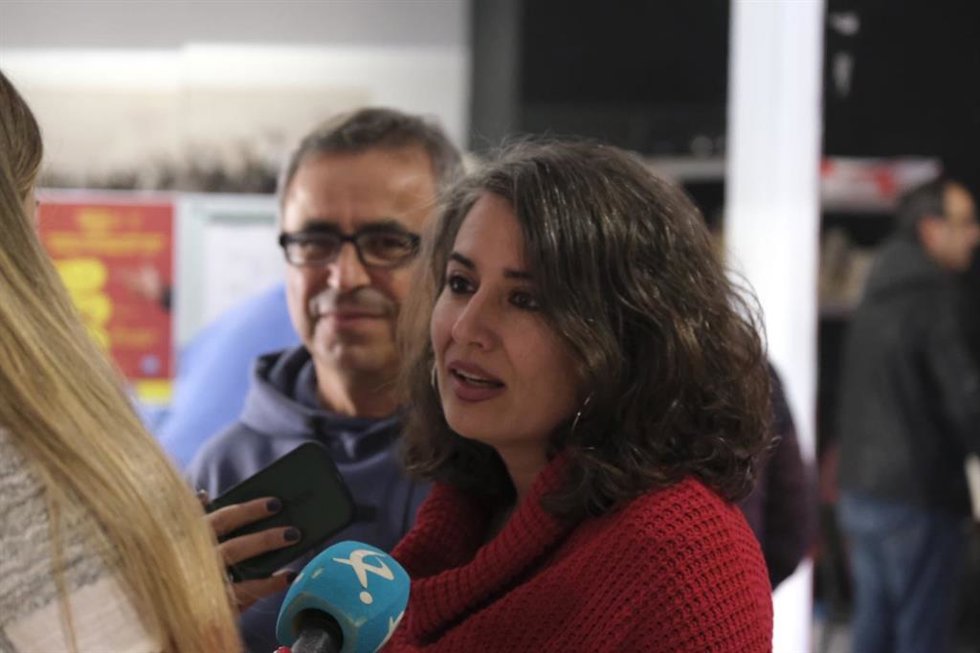La candidata a la Presidencia de la Junta por Unidas por Extremadura, Irene de Miguel, atiende a los medios este sábado en Badajoz