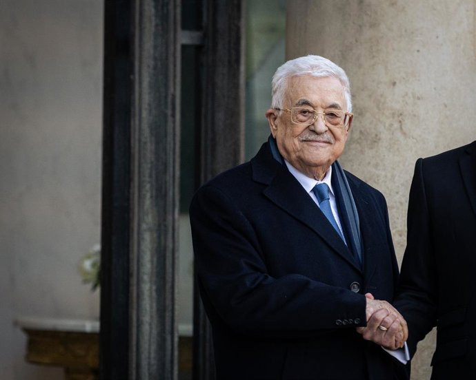 11 de novembro de 2025, Paris, França: Mahmoud Abbas, o presidente do Estado da Palestina, chega durante a reunião. O presidente francês Emmanuel Macron se reuniu com o presidente do Estado da Palestina, Mahmoud Abbas, no Palácio Presidencial do Eliseu, e