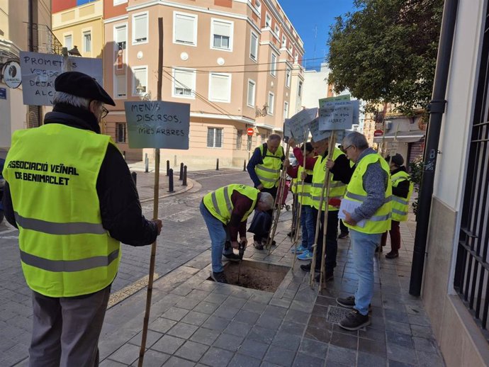Vecinos de Benimaclet marcan los alcorques vacíos en el barrio para denunciar la "inacción" del Ayuntamiento