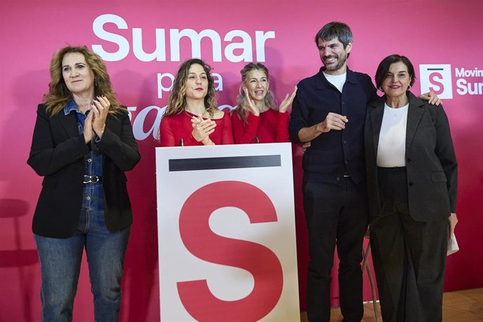 La vicepresidenta segunda, Yolanda Díaz (C), el ministro de Cultura, Ernest Urtasun (2D), las europarlamentarias Vula Tsetsi (d), y Estrella Galán (I),  y la coordinadora de Sumar, Lara Hernández (2I), a 22 de noviembre de 2025, en Madrid (España). 