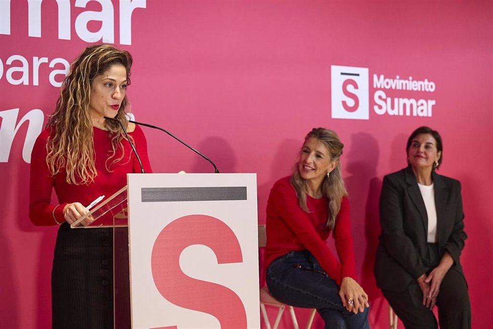 La coordinadora de Sumar, Lara Hernández (i), la vicepresidenta segunda, Yolanda Díaz (c), y la europarlamentaria Vula Tsetsi (d), durante la conferencia política de Sumar, a 22 de noviembre de 2025, en Madrid (España).