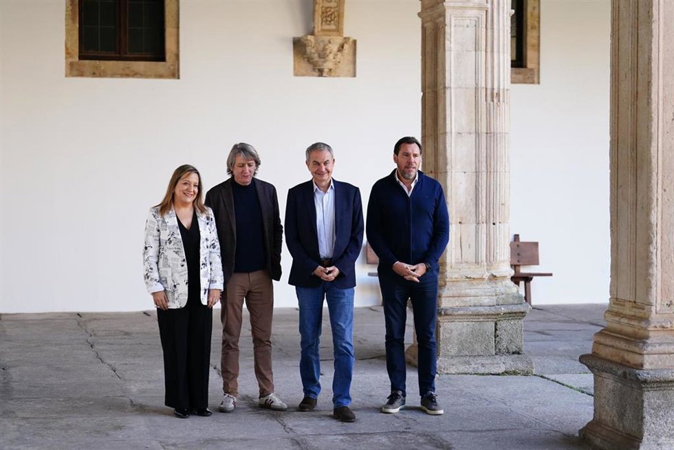 La presidenta de la Alianza Progresista europea, Iratxe García, el ministro de Transportes y Movilidad Sostenible, Óscar Puente, el expresidente del Gobierno, José Luis Rodríguez Zapatero, y el secretario general del PSCyL, Carlos Martínez