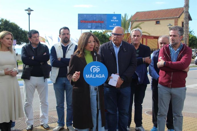 La presidenta del PP de Málaga, Patricia Navarro, junto al alcalde de la localidad malagueña de Vélez-Málaga, Jesús Lupiáñez.