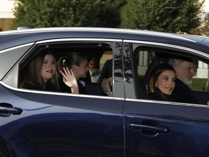 La Familia Real llega al almuerzo familiar por el 50 aniversario de la Monarquía en el Palacio de El Pardo.