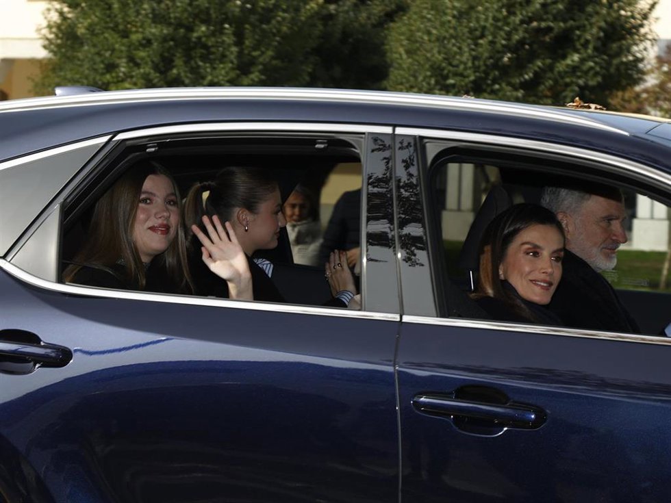 La Familia Real llega al almuerzo familiar por el 50 aniversario de la Monarquía en el Palacio de El Pardo.