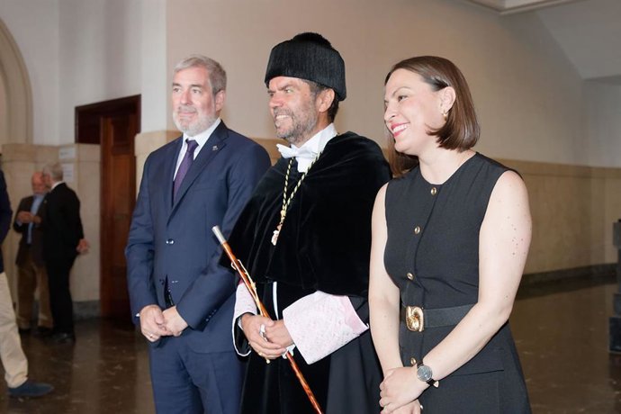 Archivo - El presidente de Canarias, Fernando Clavijo, el rector de la ULL, Francisco García y la consejera de Universidades, Migdalia Machín, en la apertura del curso académico