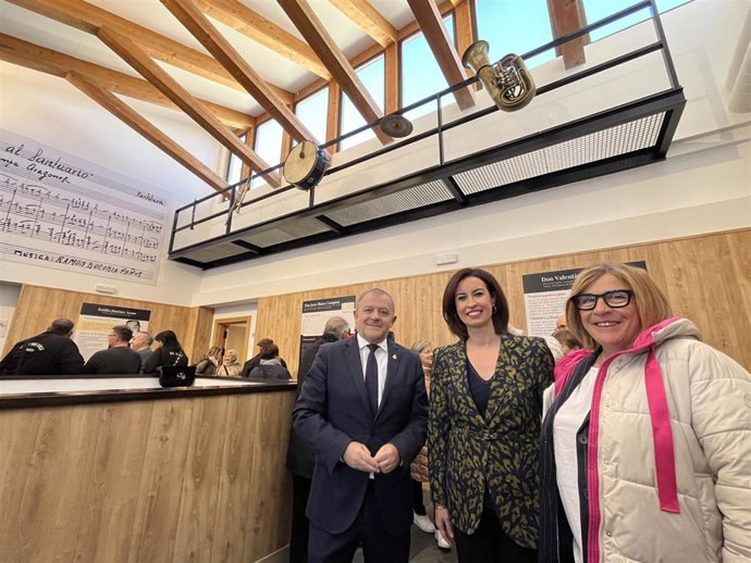 La vicepresidenta de la DPZ, Teresa Ladrero, en el centro, junto al alcalde de Borja, Eduardo Arilla, a la izquierda.