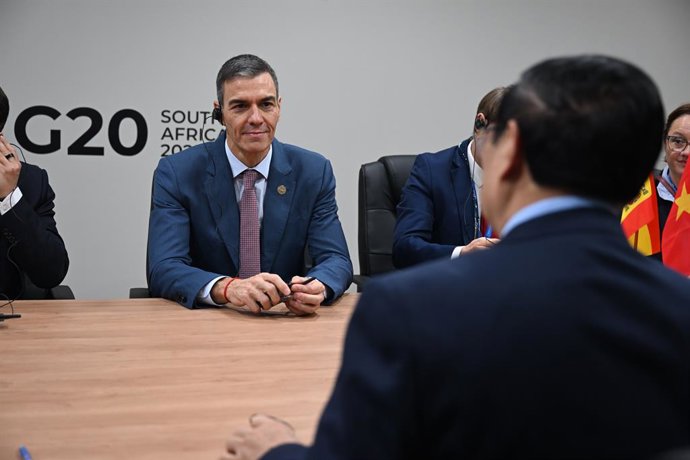 El presidente del Gobierno, Pedro Sánchez (i), durante su asistencia a la cumbre del G-20, a 22 de noviembre de 2025, en Johannesburgo (Sudáfrica). Unos cuarenta líderes, incluidos los del G20 (grupo de países desarrollados y emergentes) y países invitado