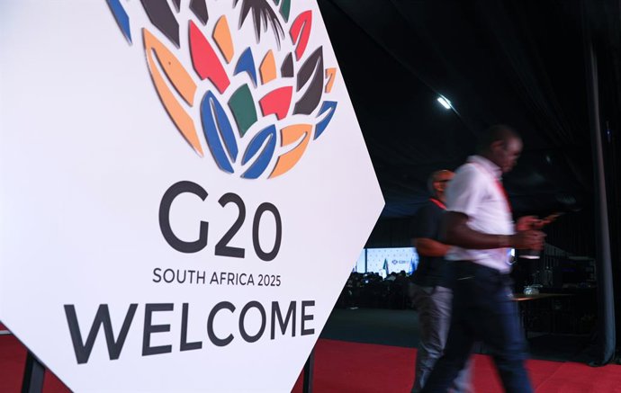 JOHANNESBURG, 22 de novembro de 2025 -- Profissionais da mídia entram no centro de mídia para a Cúpula de Líderes do Grupo dos 20 (G20) em Joanesburgo, África do Sul, em 22 de novembro de 2025. A cúpula será realizada aqui de 22 a 23 de novembro.