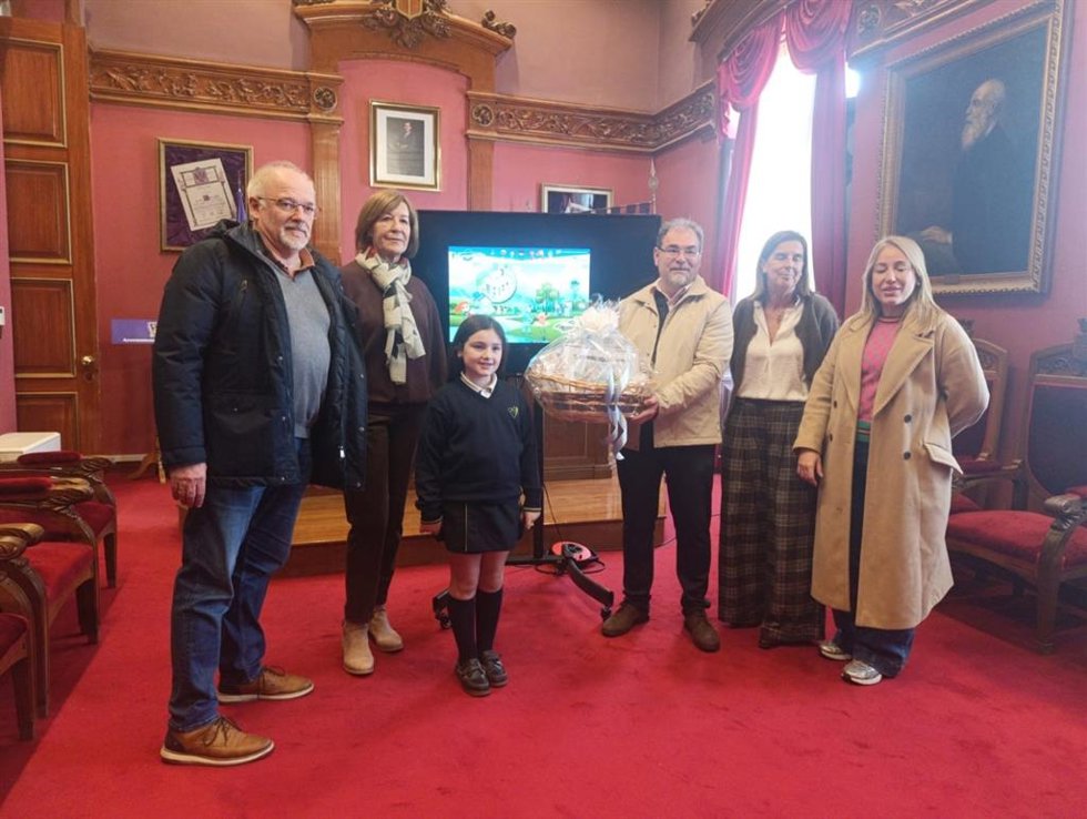 La alumna del Colegio San Rafael recogiendo su premio.