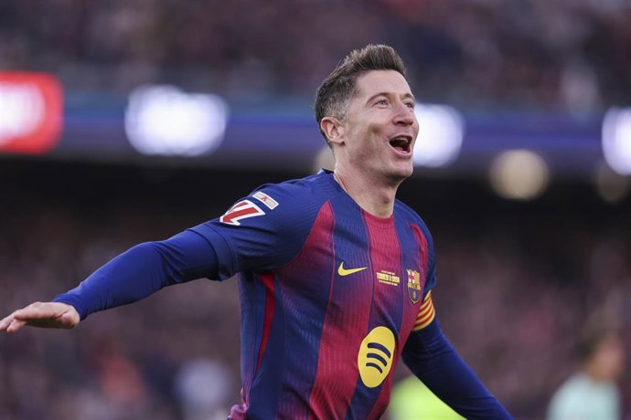 Robert Lewandowski celebra el primer gol oficial del FC Barcelona en el nuevo Spotify Camp Nou