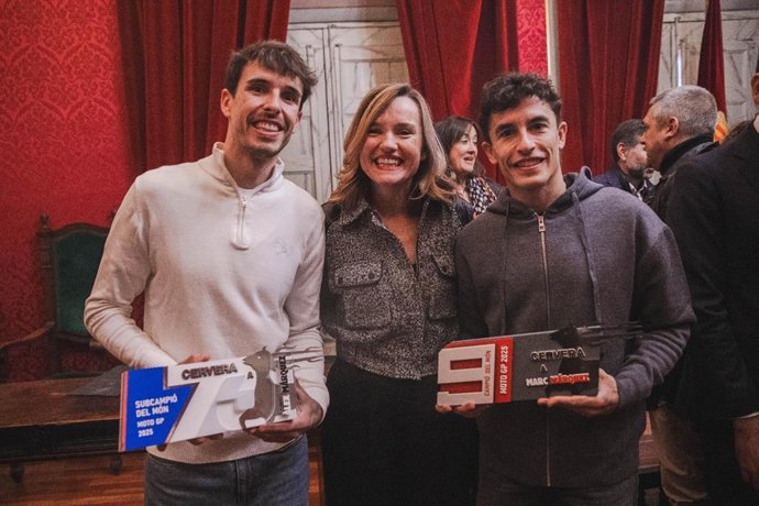 Pilar Alegría, junto a los pilotos Álex y Marc Márquez.