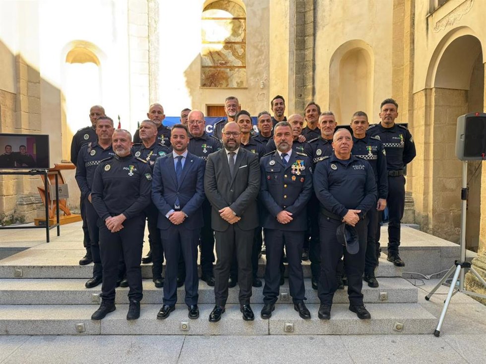 Foto de familia con los agentes de Policía Local de El Puerto que cumplen 25 de servicio con la Medalla a la Constancia.