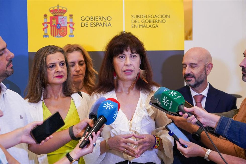 Archivo - La ministra de Igualdad, Ana Redondo atiende a los medios de comunicación, a 26 de septiembre de 2024, en Málaga, Andalucía (España). 