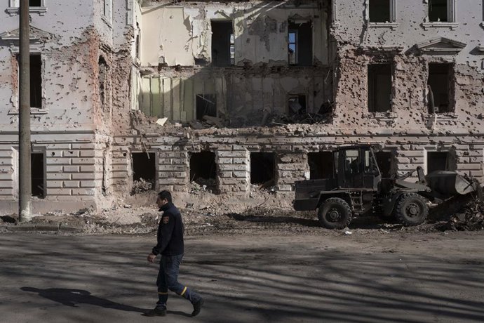 Archivo - 14 April 2025, Ukraine, Sumy: A man passes by a destroyed building in an empty street after recent Russian missile strikes which killed 35 people according to officials. Photo: Edoardo Marangon/ZUMA Press Wire/dpa