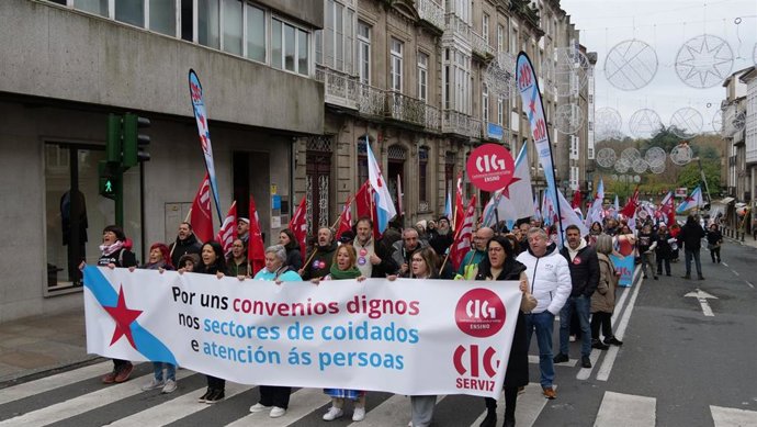Trabajadores del sector de cuidados protestan en Santiago para reclamar a la Xunta mejoras laborales y salariales