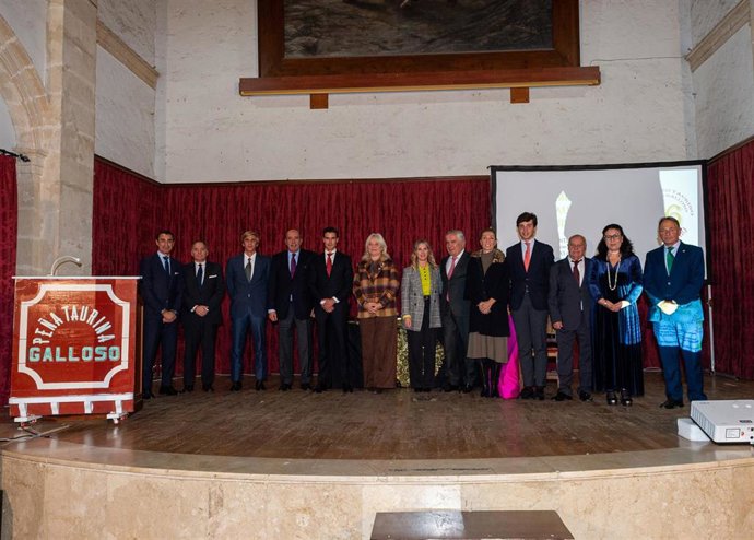 Foto de familia en El Puerto de Santa María con ocasión de la entrega de los premios de la Peña Taurina José Luis Galloso.