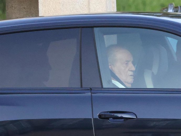El Rey Juan Carlos abandona el palacio El Pardo tras la reunión familiar, a 22 de noviembre de 2025, en Madrid (España).