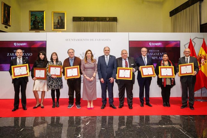 Archivo - La alcaldesa entrega el título de 'Zaragozano Ejemplar' a ocho vecinos por su compromiso con la ciudad en la pasada edición. 