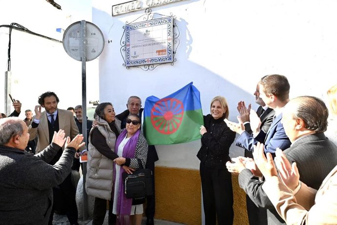 Descubrimiento de una placa en la calle Gómez Carrillo por el Día de los Gitanos Andaluces.
