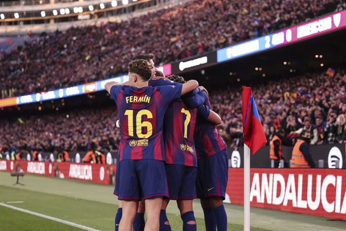 Celebración de los jugadores del FC Barcelona tras un gol en el triunfo contra el Athletic Club en la jornada 13 de LaLiga EA Sports, en el estreno del Spotify Camp Nou