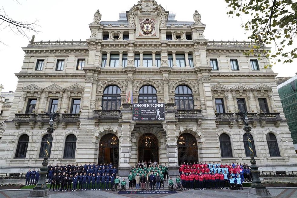 La organización y participantes de la Liga de Naciones de pelota vasca, frente al Palacio foral de Bilbao
