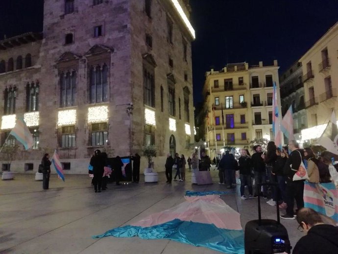 Concentración organizada por Lambda con motivo del Día de la Memoria Trans