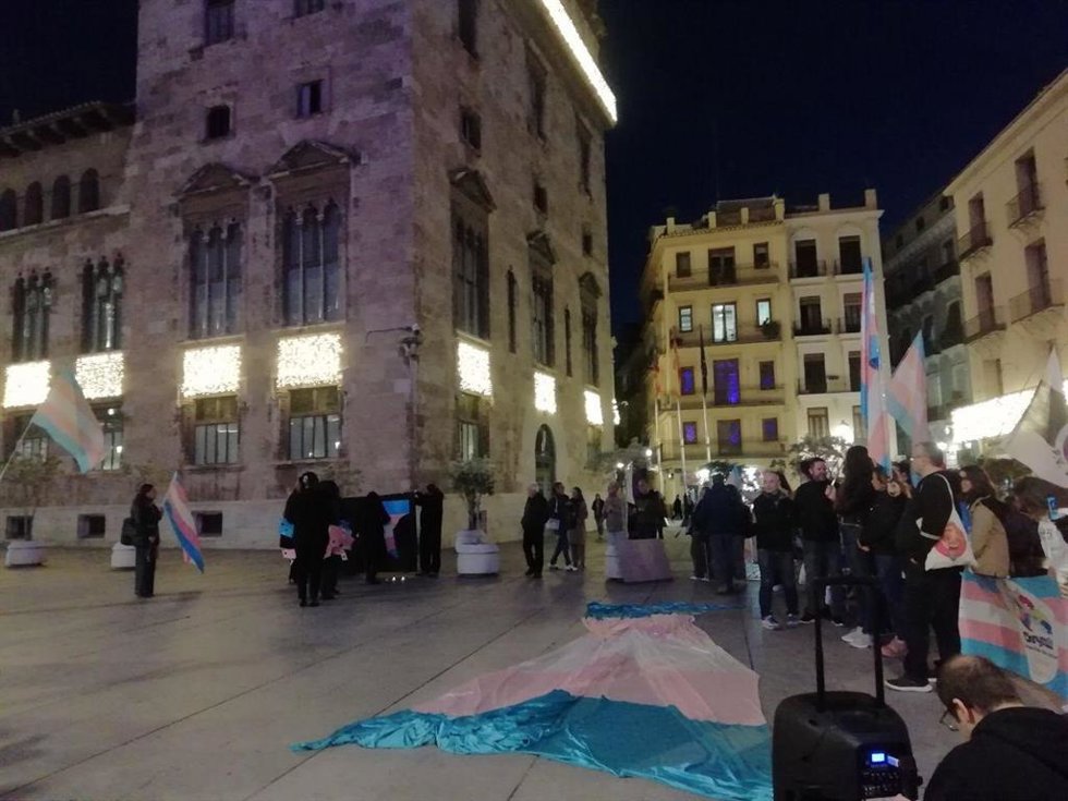 Concentración organizada por Lambda con motivo del Día de la Memoria Trans