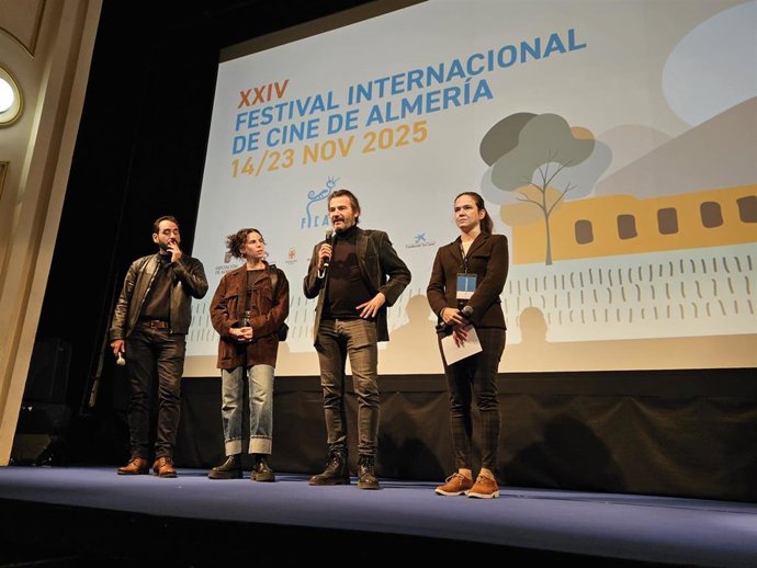 Presentación de 'Tierra de nadie' antes de su proyección en el Teatro Apolo.