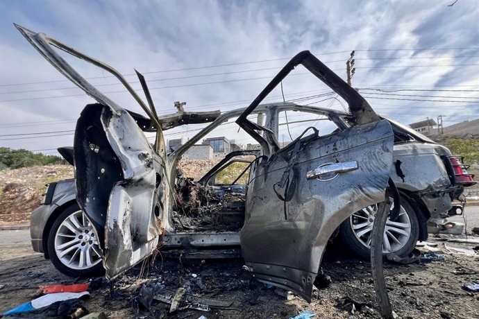 BEIRUT, 3 de novembro de 2025 -- Esta foto mostra os destroços de um carro bombardeado por um drone israelense em Kfar Roummane, no sul do Líbano, em 2 de novembro de 2025.   Quatro pessoas foram mortas e outras três ficaram feridas na noite de sábado em 