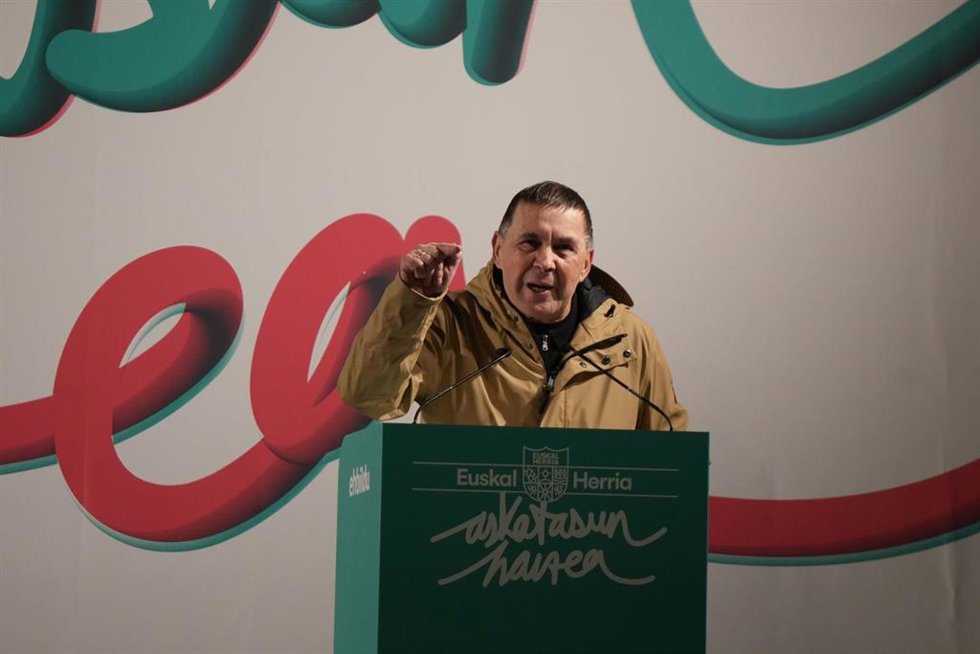 El secretario general de EH Bildu, Arnaldo Otegi, interviene durante la manifestación de EH Bildu bajo el lema 'Askatasun Haizea', a 22 de noviembre de 2025, en Bilbao