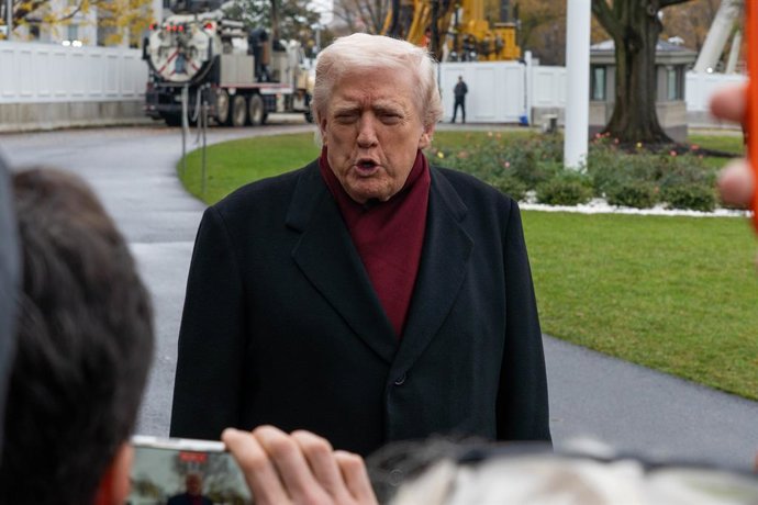 November 22, 2025, Washington, District Of Columbia, USA: Reporters record on their phones as President DONALD TRUMP speaks to the press before boarding Marine One at the White House to travel to the golf course at Joint Base Andrews.