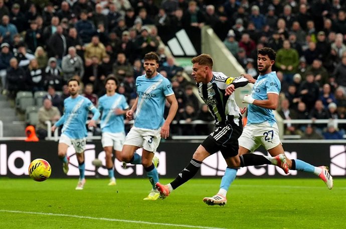 Harvey Barnes marca un gol con el Newcastle United.