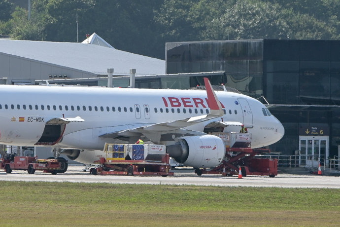 Archivo - Avión de Iberia en el aeropuerto de Alvedro, a 19 de agosto de 2024, en A Coruña, Galicia