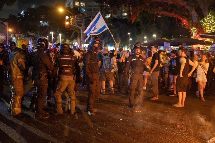 Archivo - 17 de agosto de 2025, Israel, Tel Aviv: israelenses participam de um protesto pedindo o fim da guerra em Gaza e a libertação dos reféns. Foto: Ilia Yefimovich/dpa