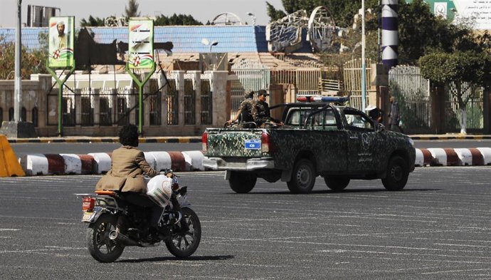 Archivo - November 27, 2023, SANAA, Sanaa, Yemen: Soldiers ride on the back of a pick-up truck driving down a street in Yemen..The Houthi group in Yemen claimed on Wednesday that they had launched an attack on a ship heading towards Israel in the Red Sea.