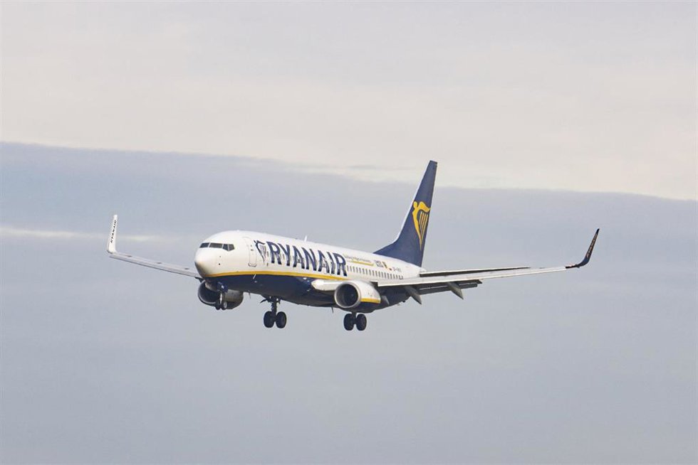 Archivo - Boeing 737-800 de la compañía irlandesa Ryanair en el aeropuerto de Eindhoven, Países Bajos (archivo)