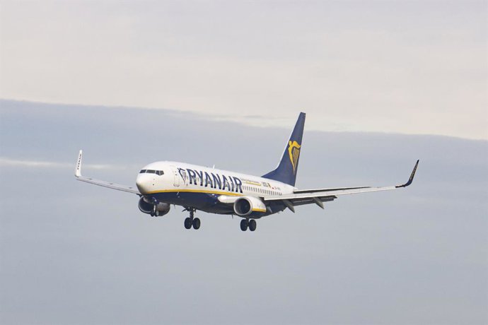 Archivo - January 11, 2022, Eindhoven, Noord-Brabant, Netherlands: A Boeing 737-800 aircraft of the Irish low cost carrier Ryanair - Buzz is flying and landing at Eindhoven airport in the Netherlands. The budget airline airplane is under the registration 