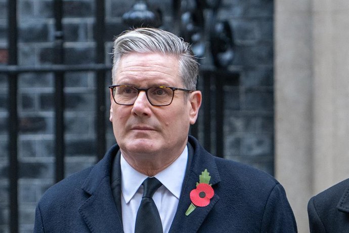 9 de novembro de 2025, Londres, Inglaterra, Reino Unido: O primeiro-ministro KEIR STARMER sai da Downing Street, 10, em Londres, para o culto do Domingo da Lembrança no Cenotáfio, em 9 de novembro de 2025.